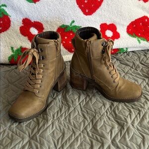 Women's Tan Lace-Up Block Heel Ankle Boots